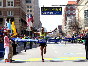 Hayle cruzando la meta de la Marat&oacute;n de Boston 2016