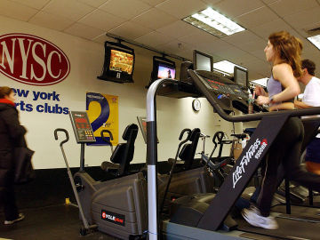 Haciendo deporte en un gimnasio