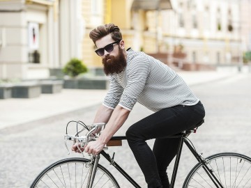 Un hipster en bicicleta