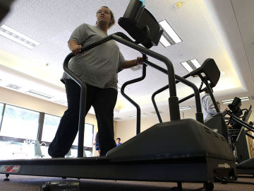 Una usuaria en una máquina de correr Una usuaria en una máquina de correr