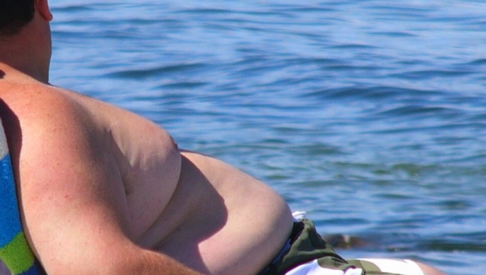 Una persona con barriga en la playa