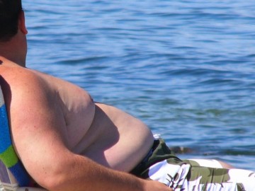Una persona con barriga en la playa