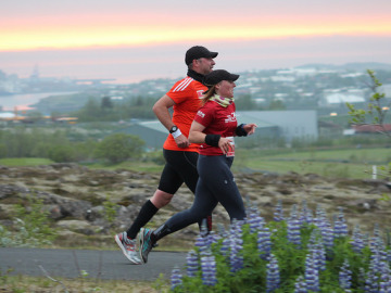 Marat&oacute;n de medianoche en Islandia