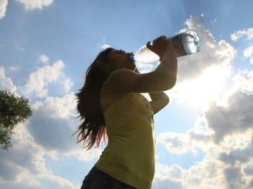 ¿Adelgaza beber 2 litros de agua al día? ¿Adelgaza beber 2 litros de agua al día?
