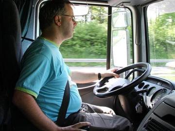 Un camionero con barriga conduciendo Un camionero con barriga conduciendo