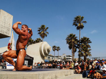 Un hombre musculado en la playa