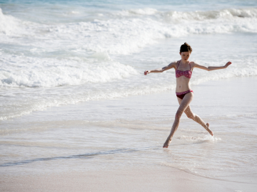 Evita coger kilos este verano bailando en la playa Evita coger kilos este verano bailando en la playa