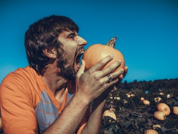 Un hombre hambriento por el campo Un hombre hambriento por el campo