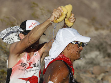 Un corredor en una carrera de calor extremo