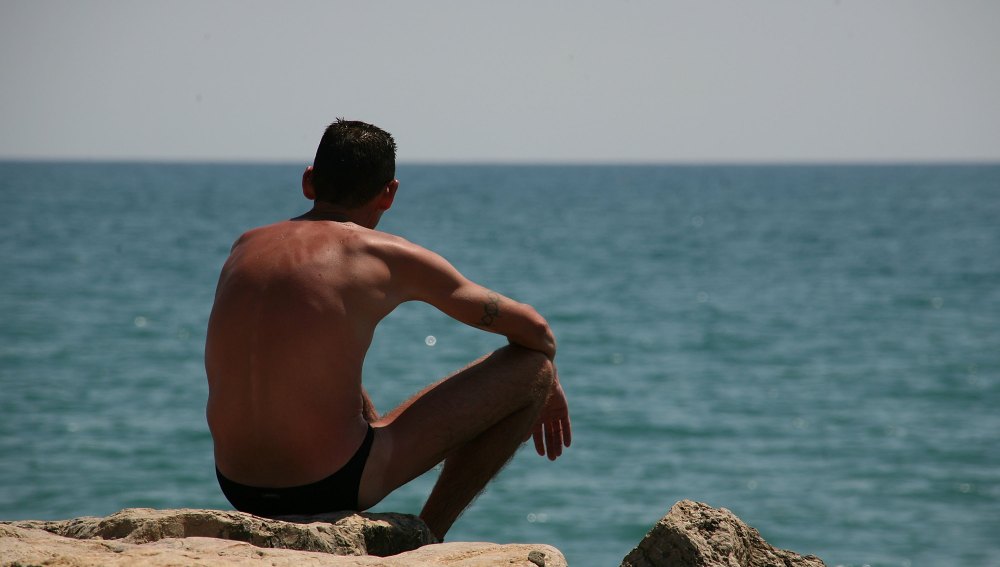 Un hombre en la playa