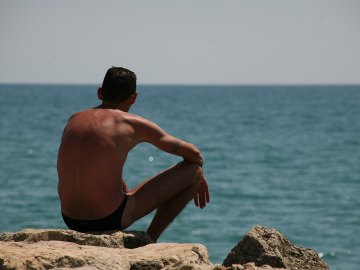 Un hombre en la playa