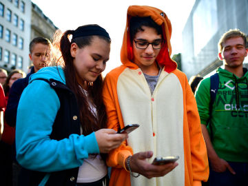 Unos fans de Pokémon Go en la calle Unos fans de Pokémon Go en la calle