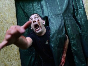Un zombie en una carrera de zombies Un zombie en una carrera de zombies