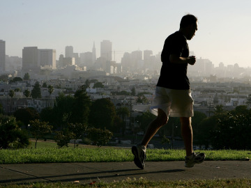 Un hombre corre solo por el parque Un hombre corre solo por el parque