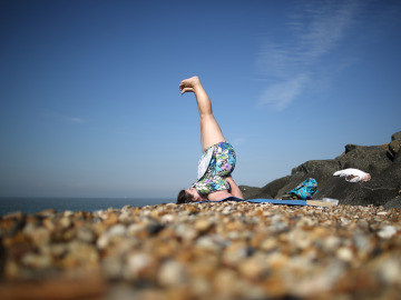 Mujer haciendo ejercicio en la playa