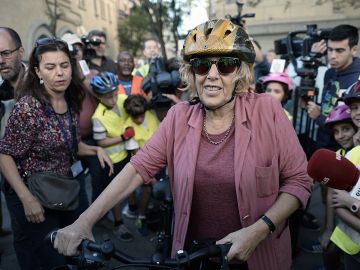 Manuela Carmena con un casco de bici
