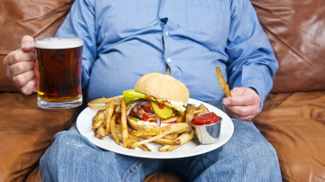 Comedor compulsivo frente a una hamburguesa