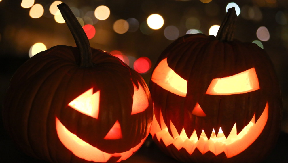 Dos calabazas de Halloween son exhibidas en una casa