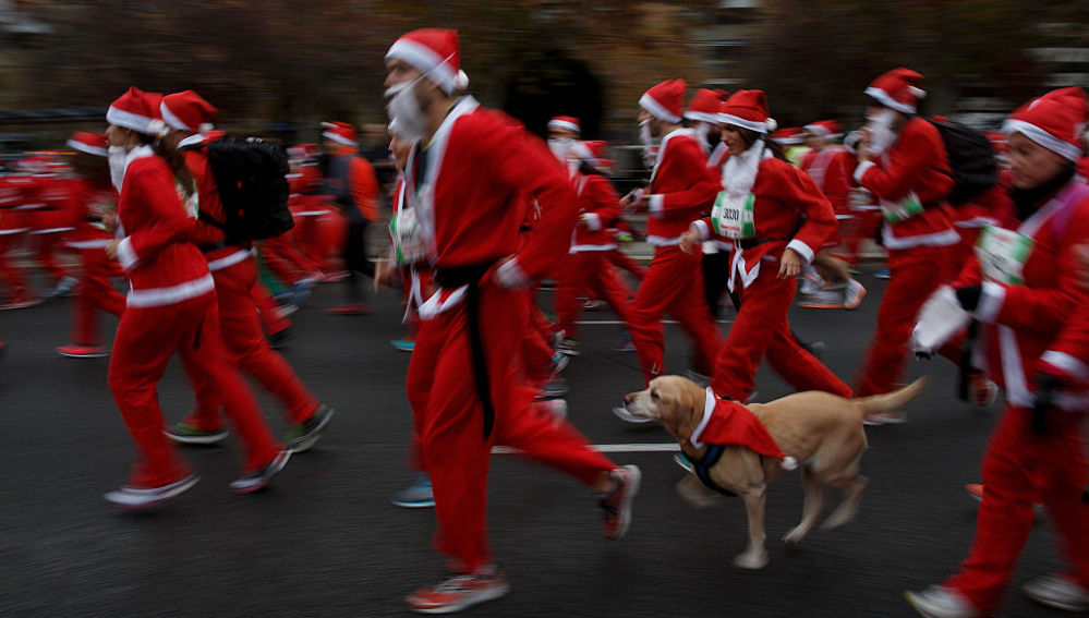 Unos runners disfrazados de Santa Claus