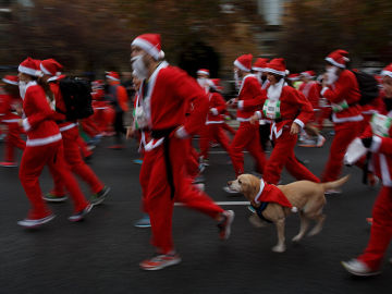 Unos runners disfrazados de Santa Claus