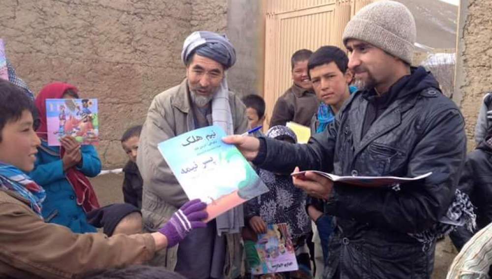 Saber Hosseini  repartiendo libros
