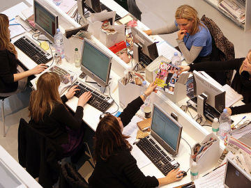Trabajadores delante del ordenador