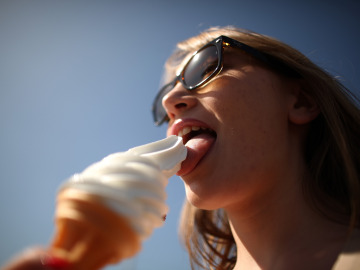 Una joven come un helado