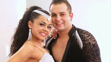 Bailarines de salsa Luis y Alba en una actuación