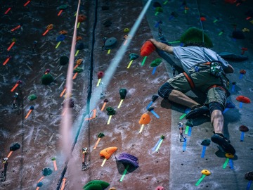 Un deportista escalando