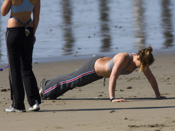 Dos mujeres hacen deporte en la playa