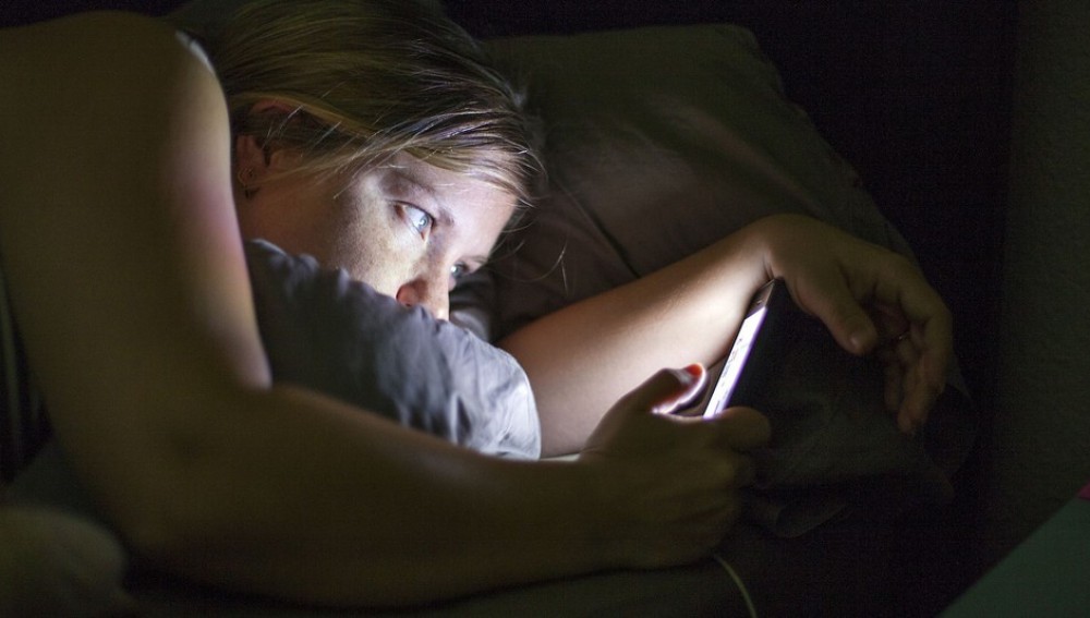Mirar el móvil antes de dormir no es una buena idea
