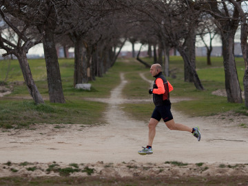 Un runner corriendo por un campo de Madrid