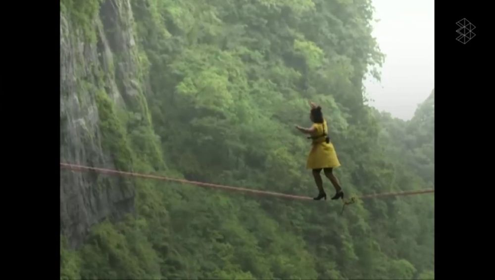 Cruzan una cuerda floja a 1.300 metros de altura... ¡con tacones!